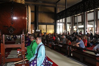 成田山新勝寺で世界陸上アメリカ代表チームが御護摩祈祷を受けている様子。手前には大きな太鼓があります。