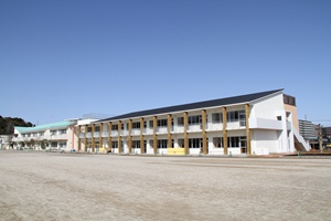 校舎が増築される公津の杜小学校の遠景写真