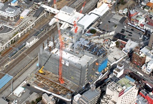 着々と建設工事が進むJR成田駅東口に建設している再開発ビルの航空写真