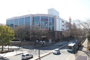 「いきいきプラザ赤坂」が開設されるボンベルタ成田店の遠景写真