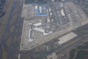 空港容量が30万回に増えた成田空港の航空写真