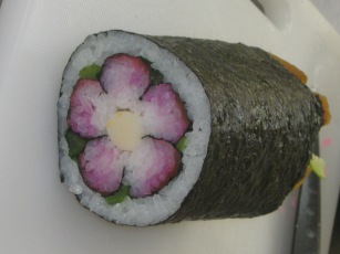 きれいに切られた桃の花の太巻き寿司の断面画像