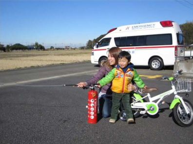 公津西地区の総合防災初動訓練の様子14。避難訓練に参加した下方区の親子が、初期消火訓練を実施。