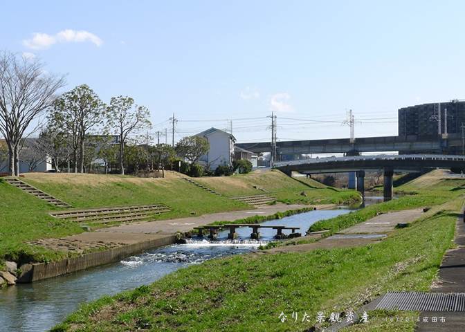 根木名川と街並みの景観写真1