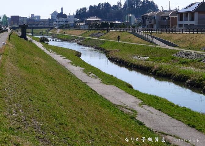 根木名川と街並みの景観写真2