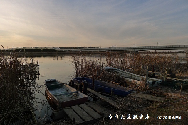 堤防から眺める印旛沼と成田スカイアクセス線の景観写真2