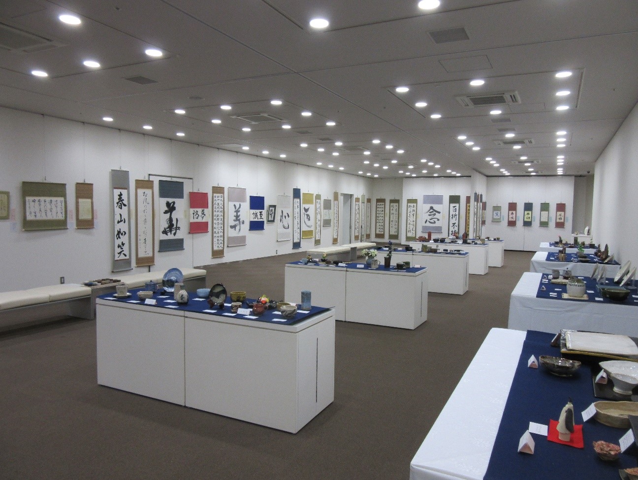 書道と陶芸の作品が展示されています。