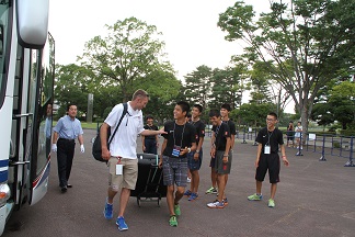 ボランティアスタッフが世界陸上アメリカ代表チームの荷物を運んでいる様子