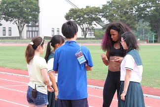 競技場で学生ボランティアスタッフが世界陸上アメリカ代表と会話する様子