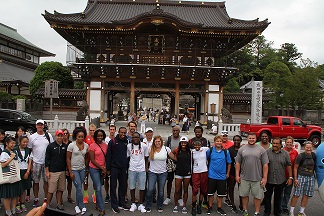 成田山新勝寺の総門前で世界陸上アメリカ代表チームが記念撮影する様子