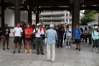 世界陸上アメリカ代表チームが成田山新勝寺にてボランティアガイドの話を聞いている様子