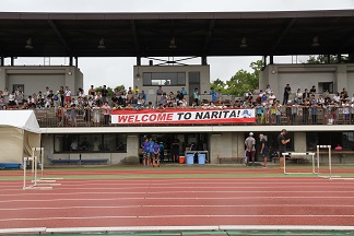 公開練習の見学に訪れた人々の様子。スタンドには「Welcome To Narita」の横断幕があります。