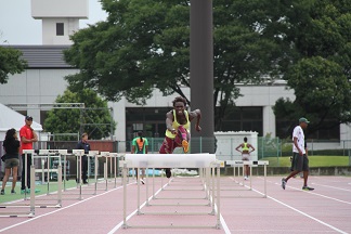 ハードルを飛び越える世界陸上アメリカ代表選手の様子