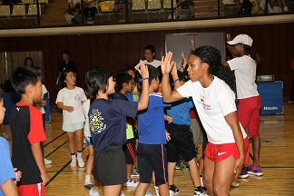 世界陸上アメリカ代表選手と小学生がハイタッチする様子