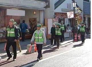 成田市地域防犯推進員が市内をパトロールしている様子