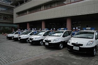 パトロール車が複数台並んでいる様子