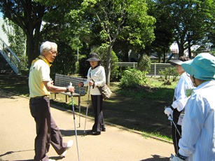 公園でノルディックウォーキングを楽しんでいる様子