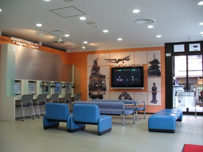 観光情報館の中の様子。成田で開催される様々なイベントをご覧いただけます。
