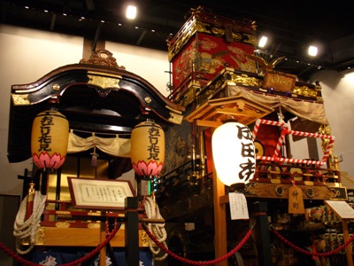 成田祇園祭で使用される『山車』と、おどり花見で使用される『花ぐるま』を展示している様子