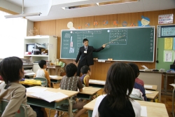 小学校で授業に取り組んでいる様子