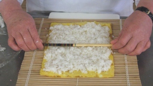 箸でくぼみを作っている様子