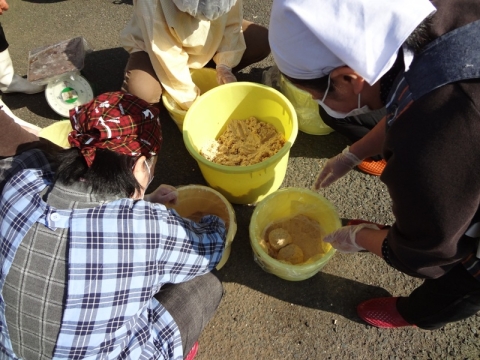 味噌を容器に入れている様子