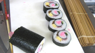 きれいに切られた太巻き寿司の画像
