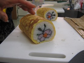 きれいに切られたさざんかの太巻き寿司の断面画像