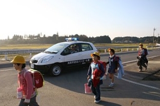 通学路をパトロールしている様子