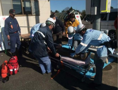 公津西地区の総合防災初動訓練の様子8。負傷者を、救護班と赤坂救急隊とで応急処置を実施。