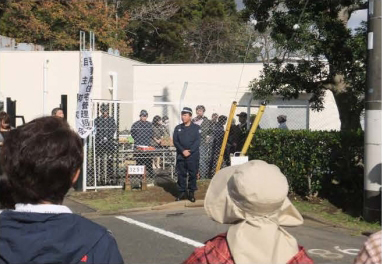 自主防災訓練の様子17。万が一に備え、地域における防災力の強化を訴える成田警察署警備課長。