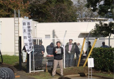 自主防災訓練の様子18。総評では、訓練を通じて日頃の備えや住民一人ひとりによる協力体制が如何に重要かを訴えている吾妻南住宅管理組合理事長の菅原さん。