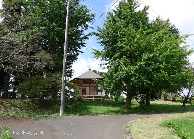 宝徳寺観音堂と森の景観写真2