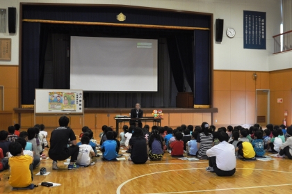 川上小学校の体育館で人権のお話を真剣に聞く子どもたちの様子