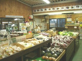 地元北須賀産の野菜が並ぶ、直売所店内の様子