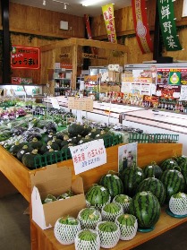 スイカや野菜が並ぶ店内の様子