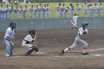 重兵衛スポーツフィールド中台野球場で野球をする様子