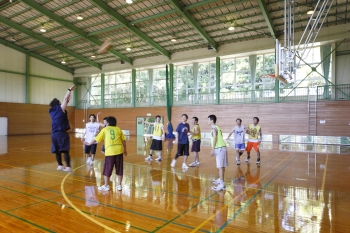 久住体育館でバスケットボールを楽しむ様子