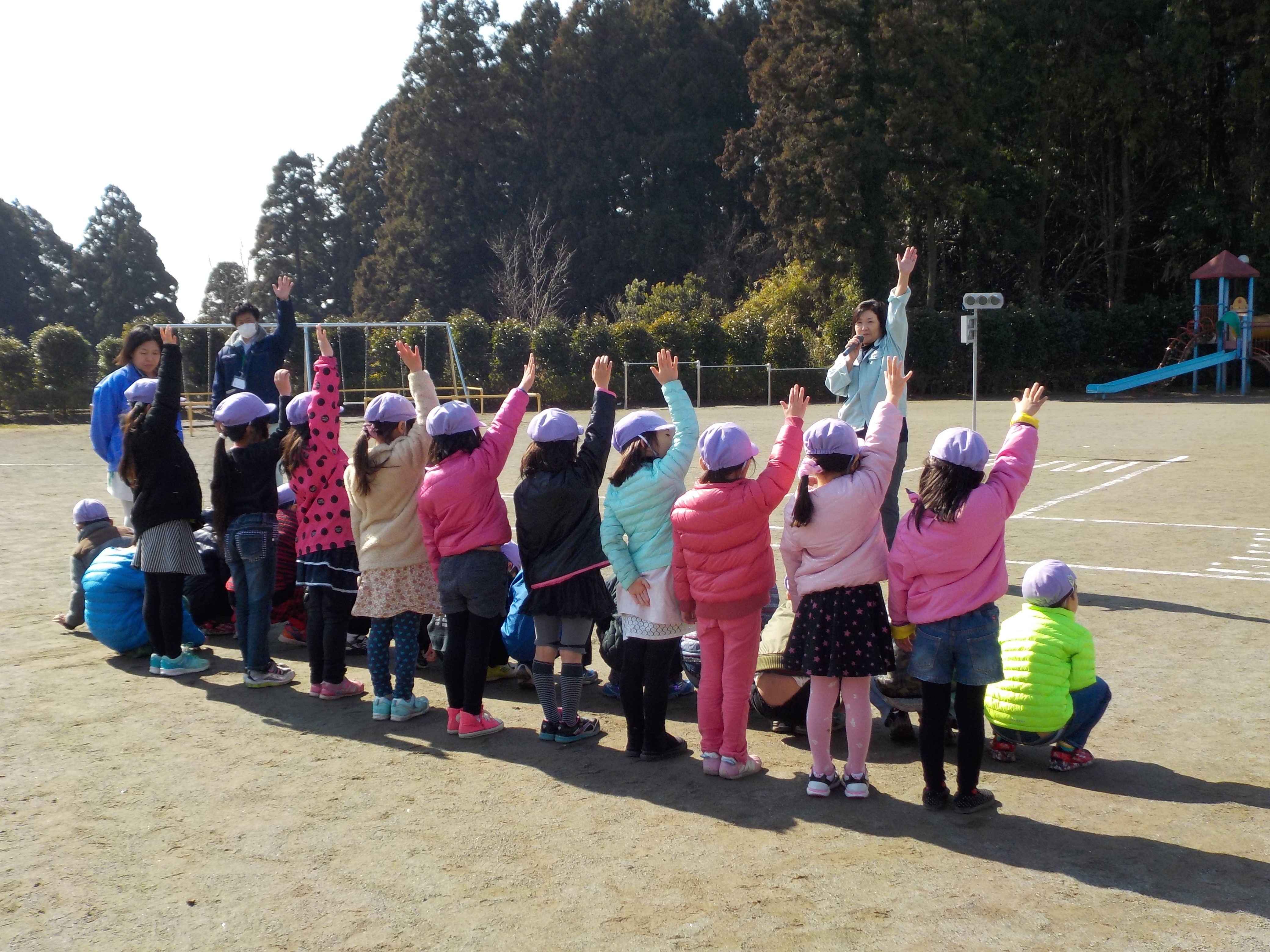 横断歩道を渡る練習をしている幼児の様子