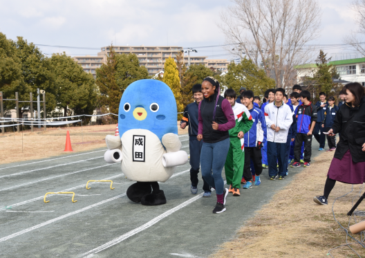 うなりくんと一緒にランニングするナターシャと生徒