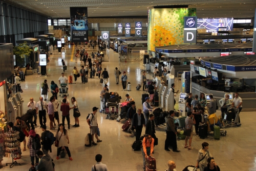 たくさんの旅行客が行き交う成田空港