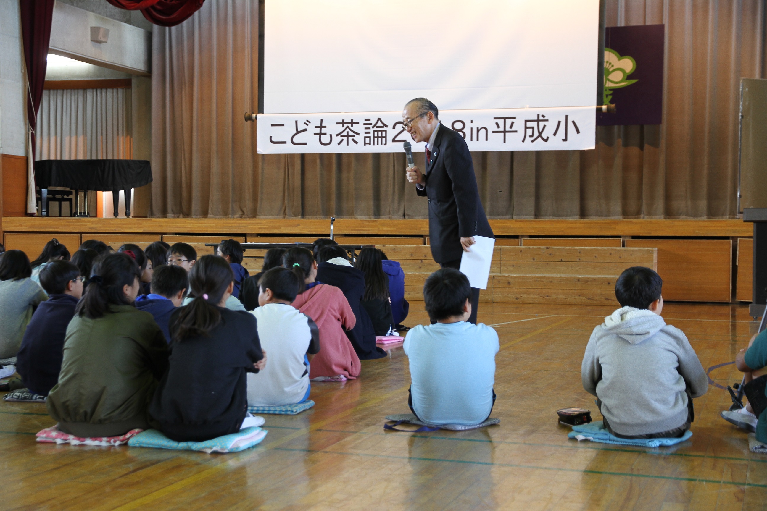 市長からの問いかけに答える子供たち