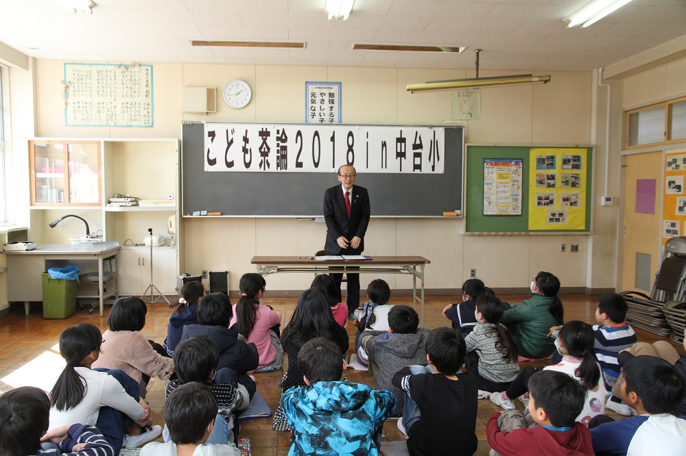 市長の話を真剣に聞く児童たち