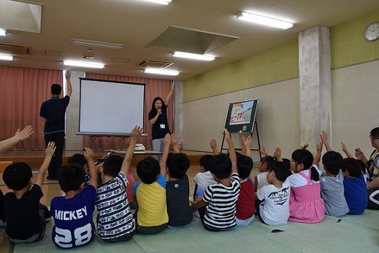 元気に手を挙げる子どもたち