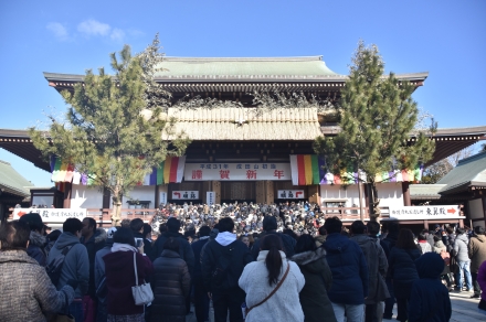 元旦に大勢の人が集まる成田山新勝寺