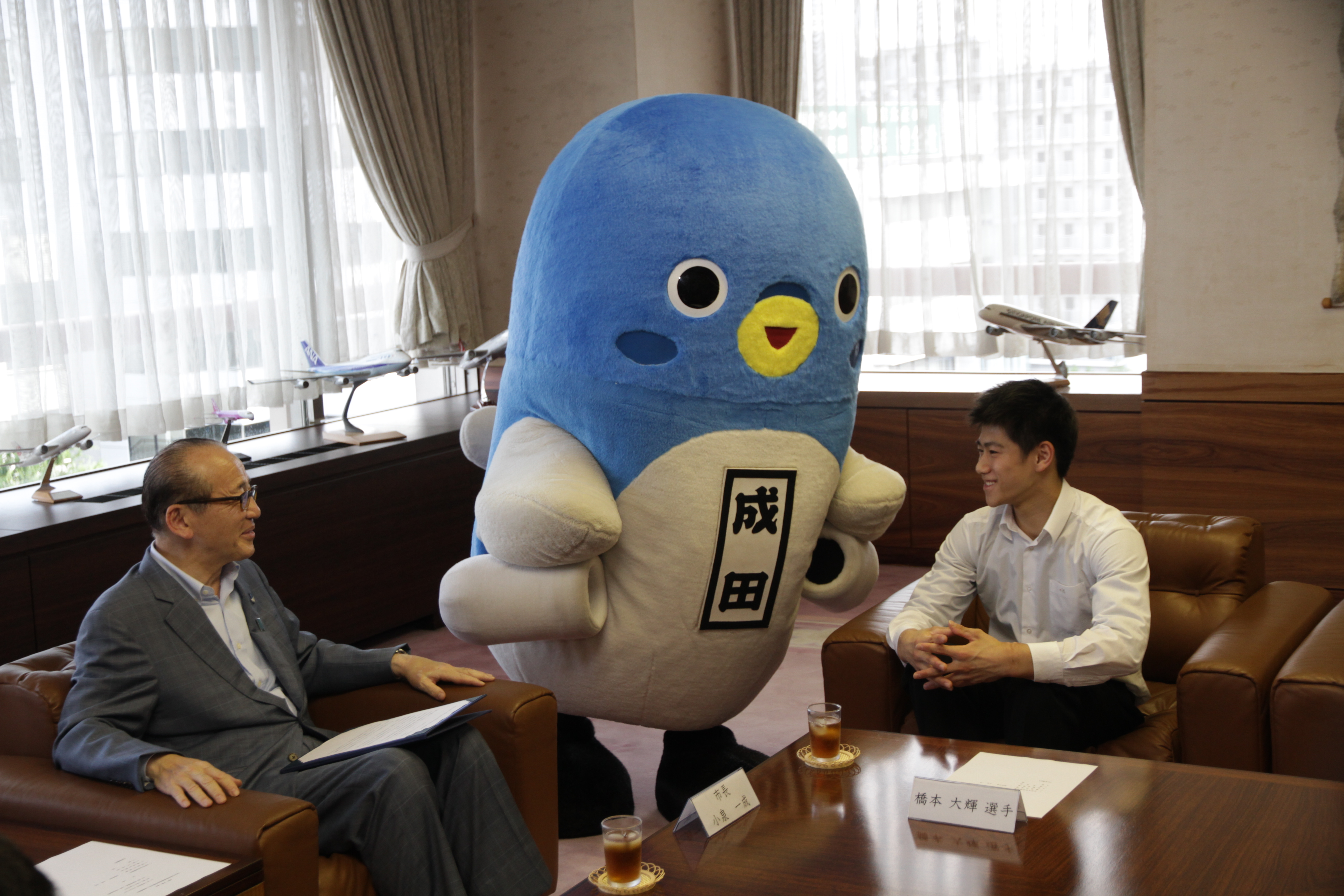 小泉市長と歓談する橋本選手
