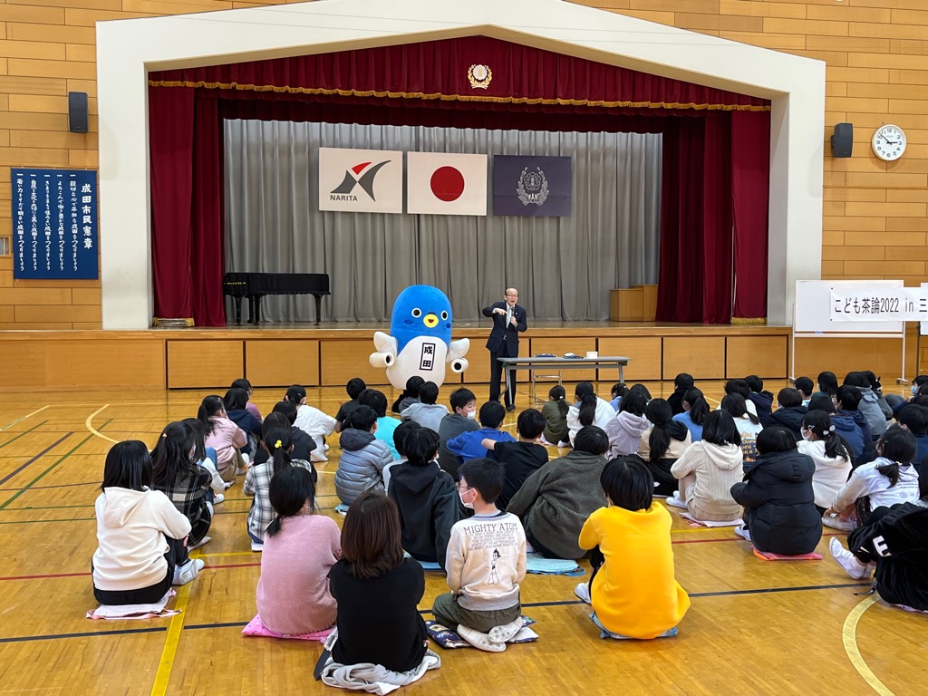 市長の話を真剣に聞くこどもたちの様子