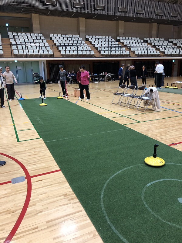 子供がユニカールを投げる様子