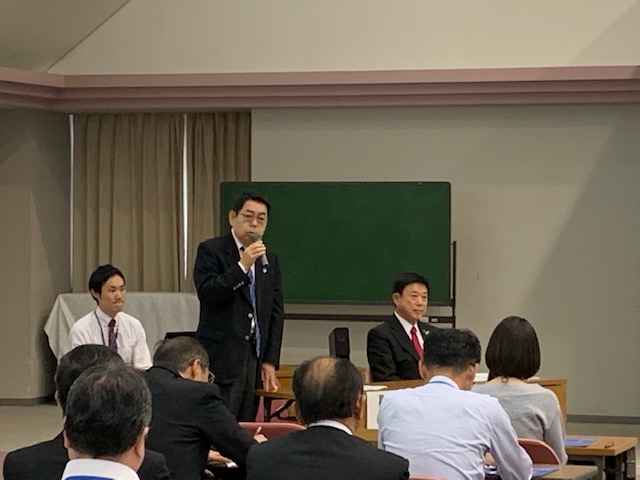 関根副市長が話している様子