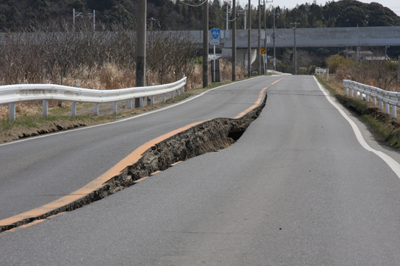 被害を受けた道路状況（北須賀地先）